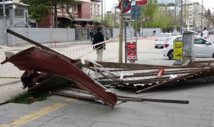 Van’da etkili olan fırtına çatıları uçurdu, ağaçları devirdi