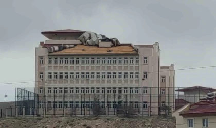 Van’da şiddetli fırtına: Çatılar uçtu