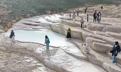Van’ın travertenlerine ziyaretçi akını