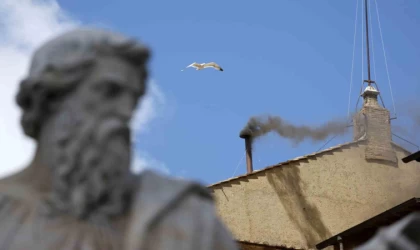 Vatikan’da bir kez daha siyah duman yükseldi