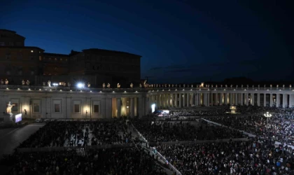 Vatikan’daki ilk oylamada yeni papa seçilemedi: Sistina Şapeli’nden siyah duman yükseldi