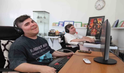 Yalnızca parmaklarını kullanabilen ikiz kardeşler bin parça besteledi