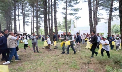 Yarım saatte 580 kilo çöp toplandı