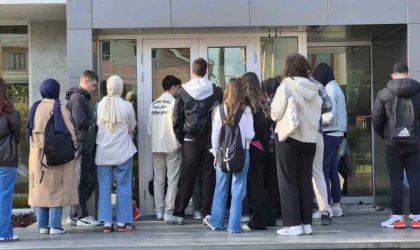 Yer bulamayan geri dönüyor: Mağaza değil, kütüphane kuyruğu