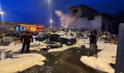 Yıldırım düşen hurdalığın bahçesinde yangın çıktı