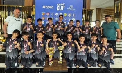 Yıldızkent Spor çifte kupa ile döndü