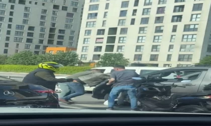 Yol ortasında birbirine girdiler, diğer araçların altında kalmaktan son anda kurtuldular