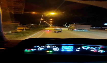 Yola savrulan 2 kişiye aldırış etmeyen sürücü arkasına bile bakmadı, o anlar kamerada