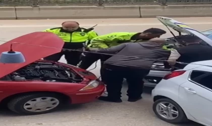 Yolda kalan otomobilin imdadına trafik polisleri yetişti