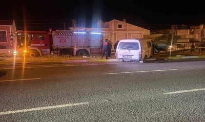 Yoldan çıkıp elektrik direğine çarpan minibüste can pazarı