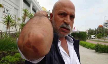 Yolun karşısına geçmek için beklerken 3 kişi tarafından tekme tokat dövüldü