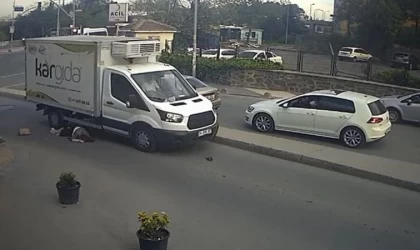 Yolun karşısına geçmeye çalışan kadının üzerinden kamyonet geçti