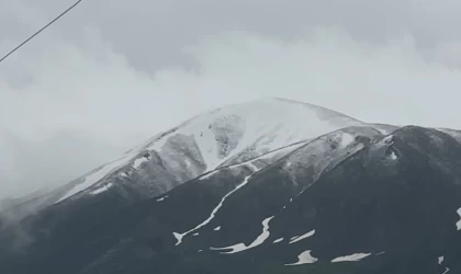 Yüksekova’da sağanak ve kar yağışı etkili oldu