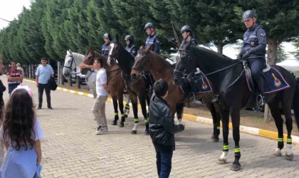 Yunus’un diyarına gelen atlı Jandarmalar, vatandaşların ilgisini topladı