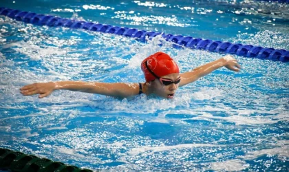 Yüzmede yıldızlar şampiyonluk için kulaç attı