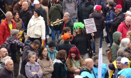 Zonguldak’ta işçiler 1 Mayıs kortejini demir kaynağı yaparken izledi